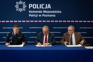 Komendant Wojewódzki Policji w Poznaniu insp. Tomasz Olczyk podpisuje porozumienie w zakresie współpracy z Urzędem Marszałkowskim i szpitalem