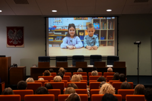 Uczestnicy i prelegenci konferencji &quot;Dzieciństwo bez przemocy&quot;, która odbyła się 16 października br. w Urzędzie Wojewódzkim w Poznaniu