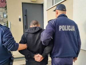 zatrzymany i policjanci