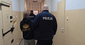 policjanci z zatrzymanym, zabezpieczona broń gazowa