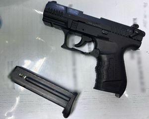 policjanci z zatrzymanym, zabezpieczona broń gazowa