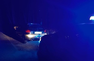 radiowóz i zatrzymany samochód