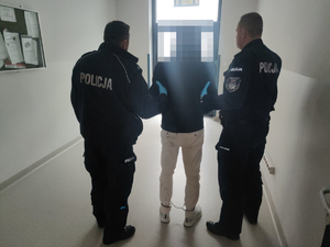 policjanci z zatrzymanym