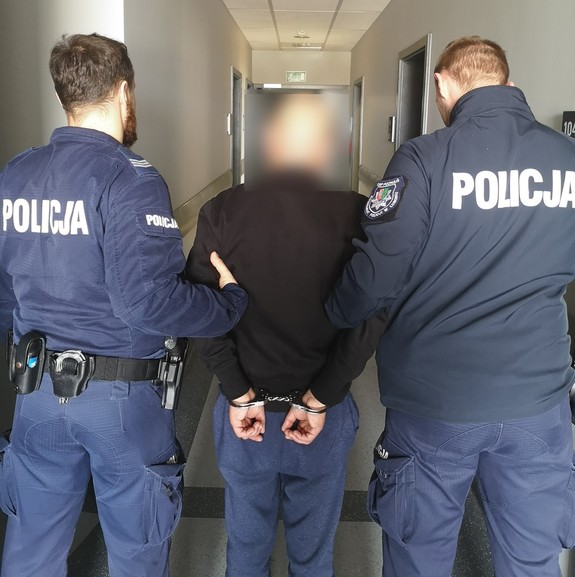 policjanci z zatrzymanym