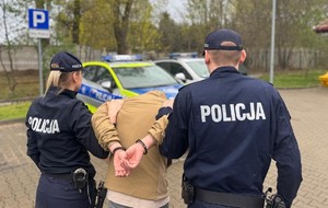 policjanci z zatrzymanym