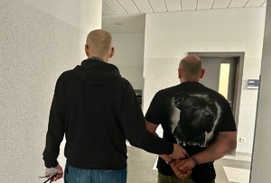 policjant z zatrzymanym i agregat