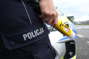 policjant z alkomatem
