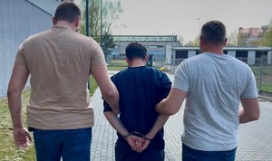 policjanci z zatrzymanym