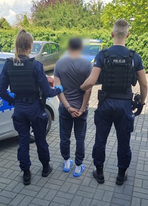 policjanci z zatrzymanym