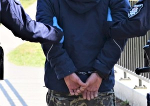 policjanci z zatrzymanym