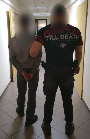 policjant z zatrzymanym