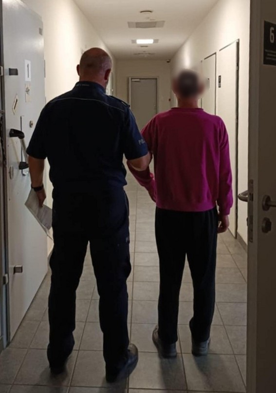 policjant z zatrzymanym