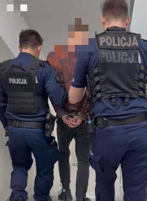policjanci z zatrzymanym