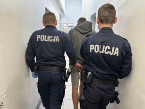 policjanci z zatrzymanym