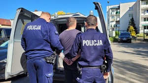 policjanci z zatrzymanym