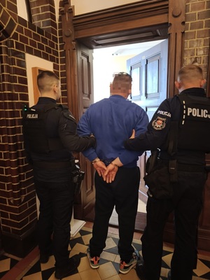 policjanci z zatrzymanym