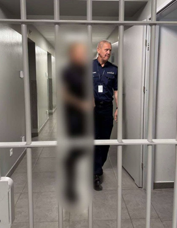 policjant z zatrzymanym