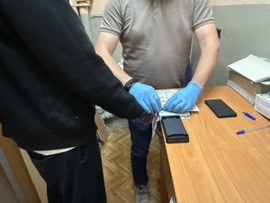 policjant z zatrzymanym