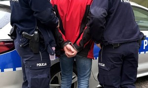 policjanci z zatrzymanym