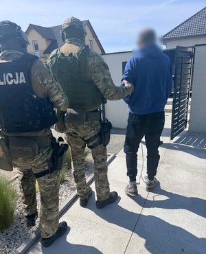 policjanci z zatrzymanymi; dokumenty
