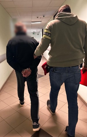policjanci z zatrzymanymi; dokumenty