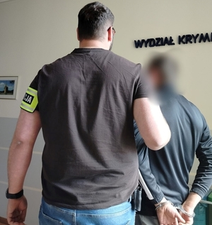 policjant z zatrzymanym