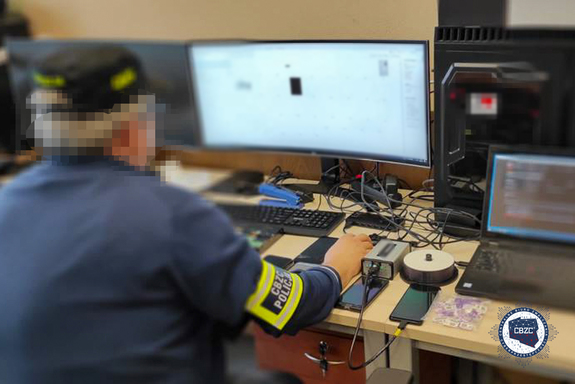 policjant z CBZC przy komputerze