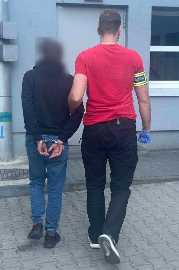 policjant z zatrzymanym
