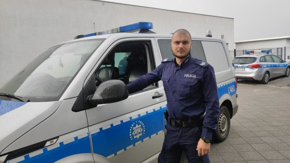 policjant przy radiowozie