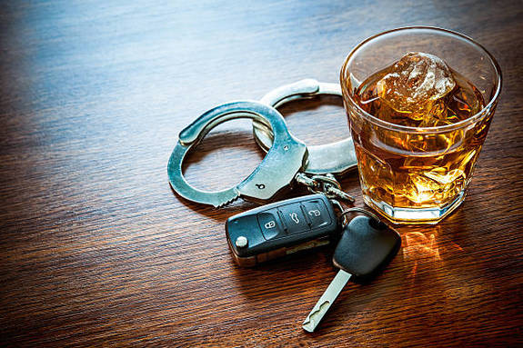 szklanka z alkoholem i kajdanki