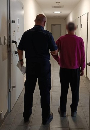 policjant z zatrzymanym