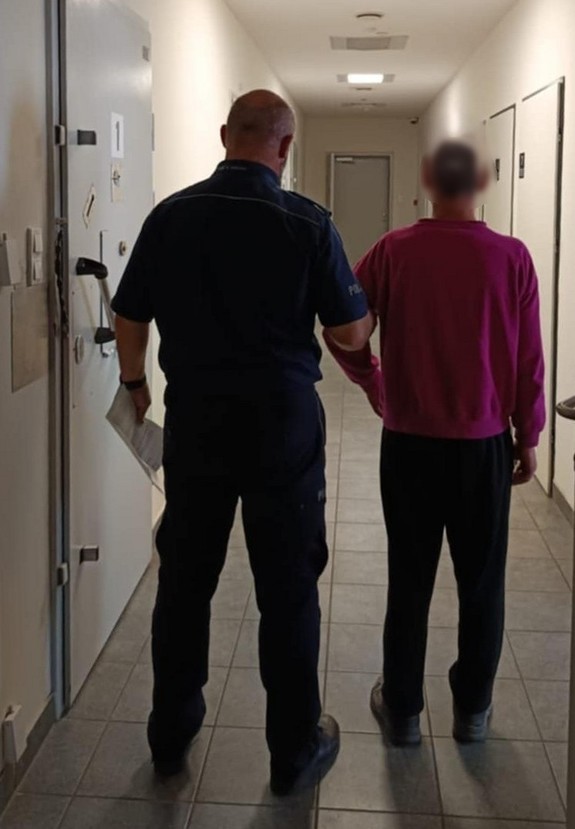 policjant z zatrzymanym