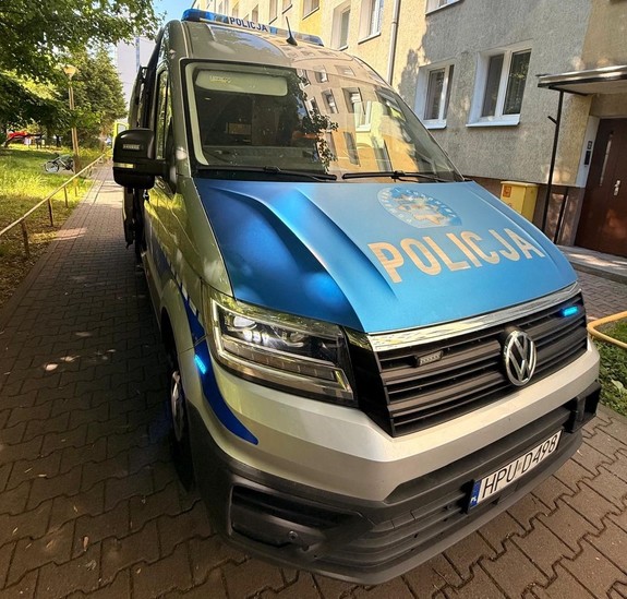 radiowóz pod blokiem