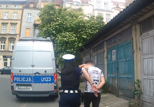 zatrzymany i policjanci