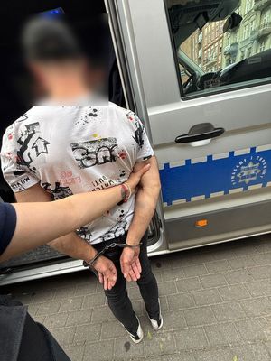 zatrzymany i policjanci