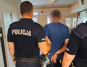 policjant z zatrzymanym; mandat