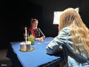 dziewczyna u wróżki