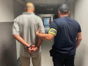 policjanci z zatrzymanymi