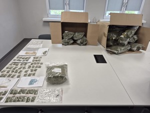 narkotyki leżące na stole, zabezpieczone przez policjantów z KPP w Turku