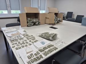 narkotyki leżące na stole, zabezpieczone przez policjantów z KPP w Turku