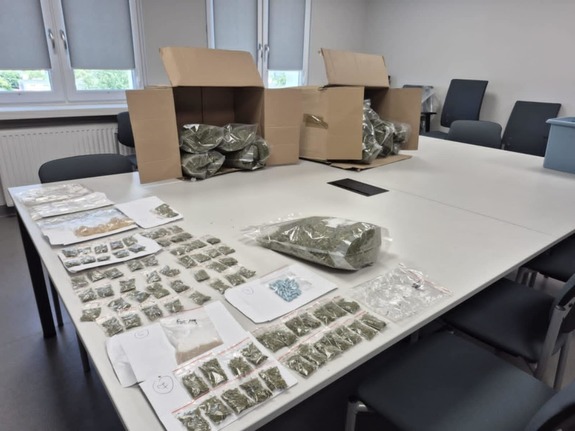 narkotyki leżące na stole, zabezpieczone przez policjantów z KPP w Turku