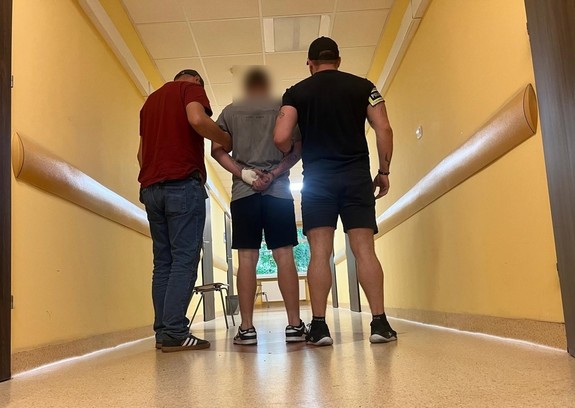 zatrzymany i policjanci