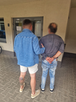 policjanci z zatrzymanymi