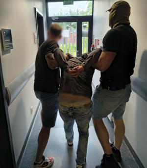 policjanci z zatrzymanymi