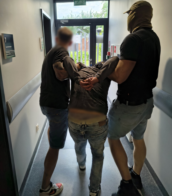 policjanci z zatrzymanymi