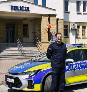 policjant i samochód