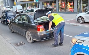 policjant i samochód
