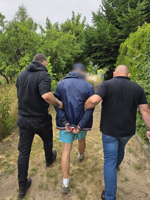 Zatrzymany 33-latek prowadzony przez nieumundurowanych policjantów