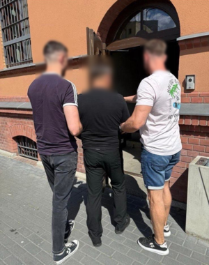 zatrzymany z policjantami; zabezpieczone pieniądze