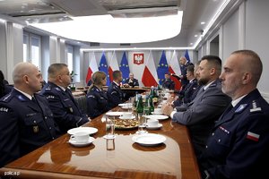 Laureaci konkursu &quot;Policjant, który mi pomógł&quot; i ich przełożeni podczas uroczystego spotkania z Zastępcą KGP nadinsp. Romanem Kusterem